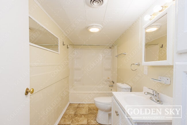 Building Photo - 2321 N Macedonia Ave