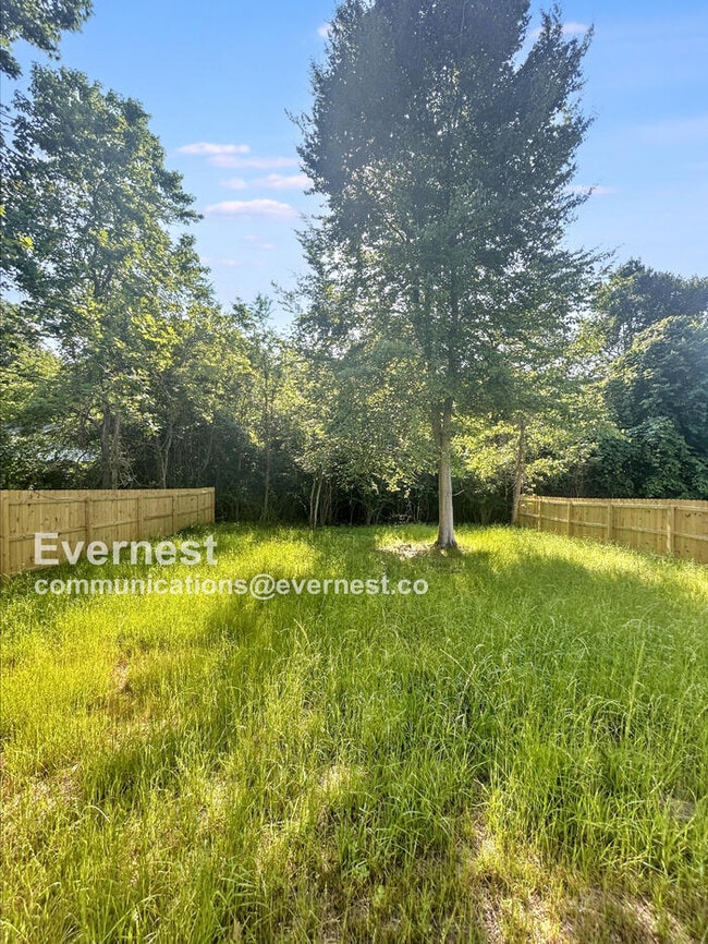 Building Photo - Modern Comfort: 3 Bed, 2 Bath Home with Attached Garage and Appliances | Pet Friendly | Available...