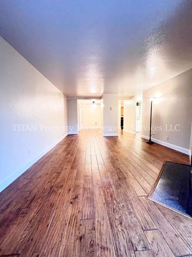 Building Photo - Charming 1-Bed Condo Retreat with Fireplace & Pool in Tualatin!