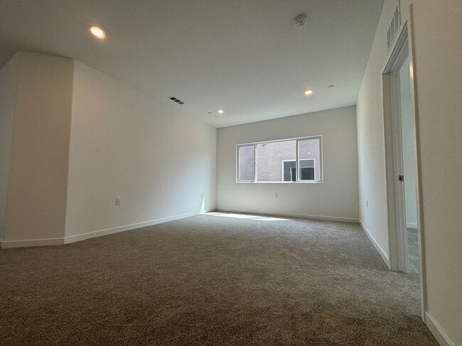 Building Photo - Move-In Special! 1 Week Free Rent – Spacio...