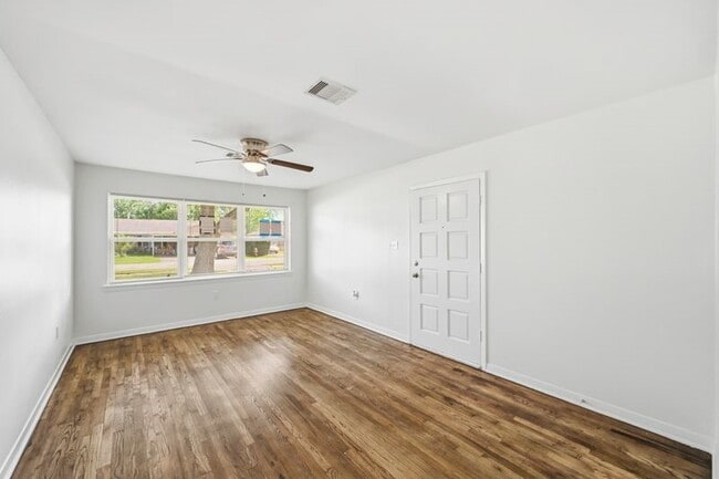 Building Photo - 2409 Estate Dr