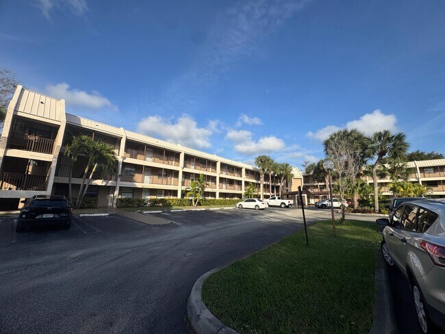 Building Photo - 8773 Shadow Wood Blvd