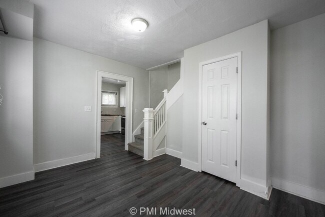 Building Photo - Charming 2-Bed, 2-Bath Duplex in Indianapolis