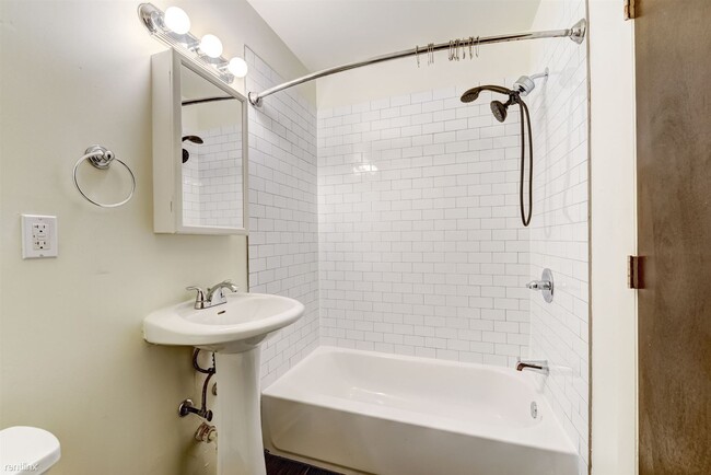 Building Photo - 2 br, 1 bath Triplex - 615 North 32nd Stre...