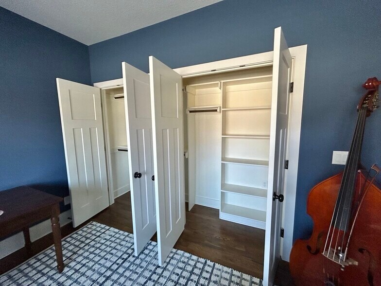 Third bedroom with oversized closet - 405 E 32nd Ave