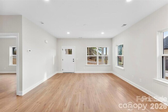 Building Photo - 1558 7th Ave Dr SW