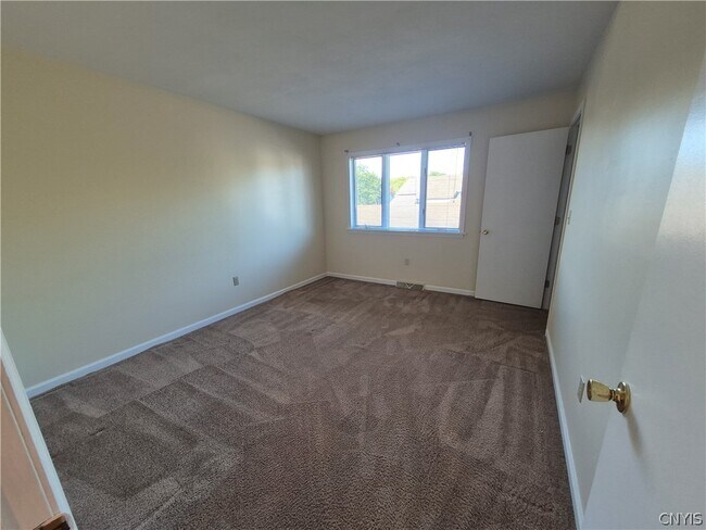 Building Photo - 435 Summerhaven Dr N