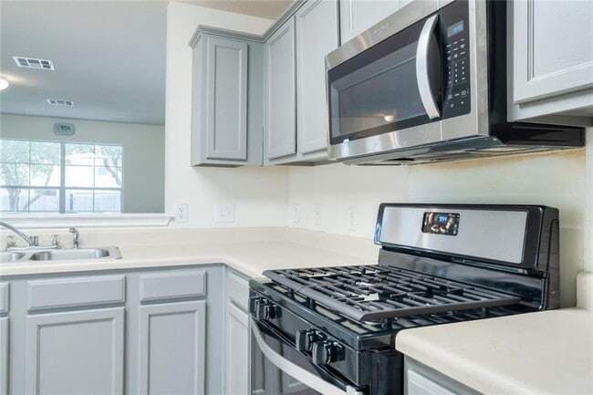 Building Photo - 2735 Fairview Dr