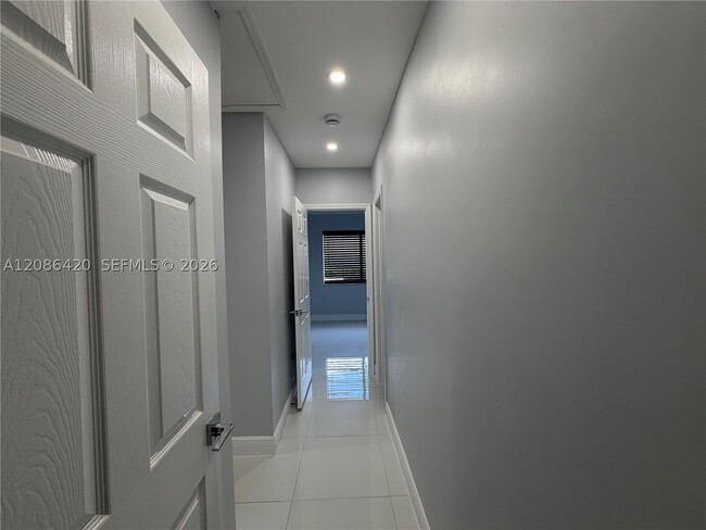 Building Photo - 335 NE 168th St