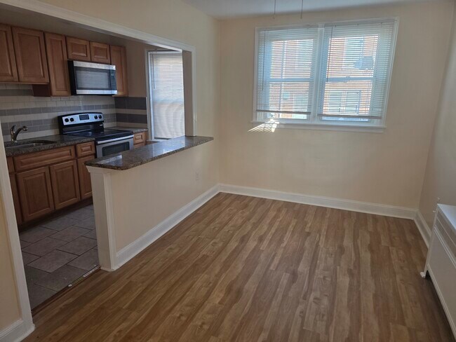 Building Photo - 6213 N Howard St