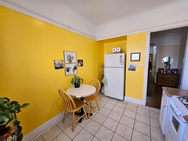 Building Photo - 817 W Belle Plaine Ave