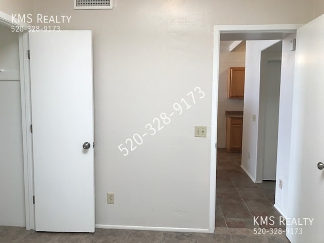Building Photo - 4 bedroom 2 baths Town house - Drexel Road...