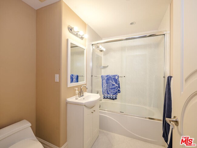 Building Photo - 18047 Karen Dr