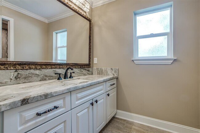 Building Photo - 211 Briarpark Dr
