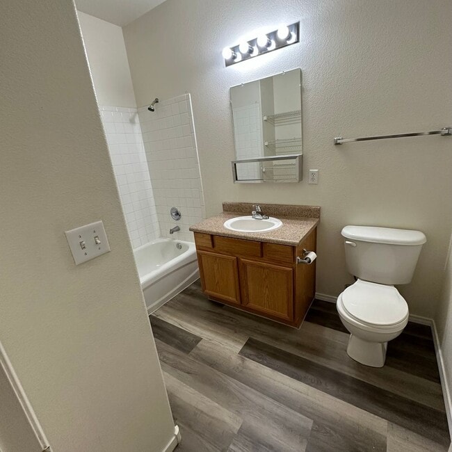 Building Photo - 2 bedroom/2 baths condo