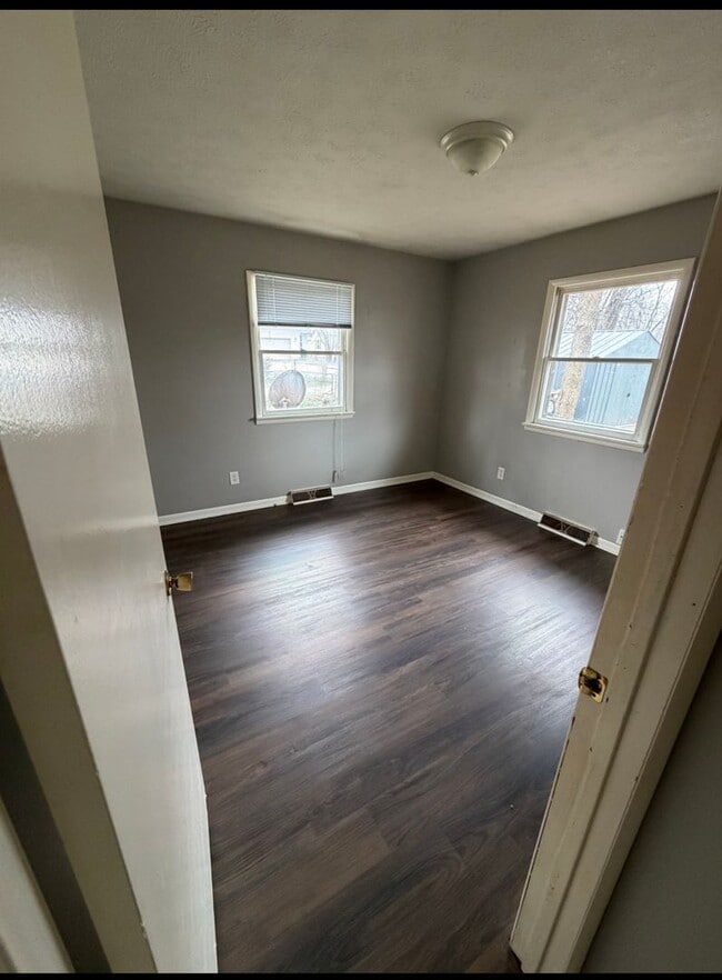 Building Photo - 2 bedroom 1 bath Carport