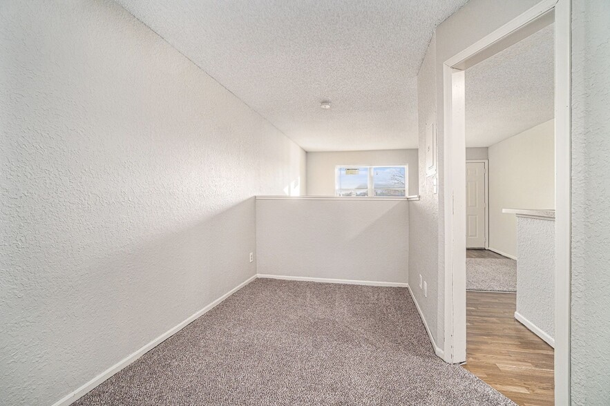 Building Photo - Gladstone Studios