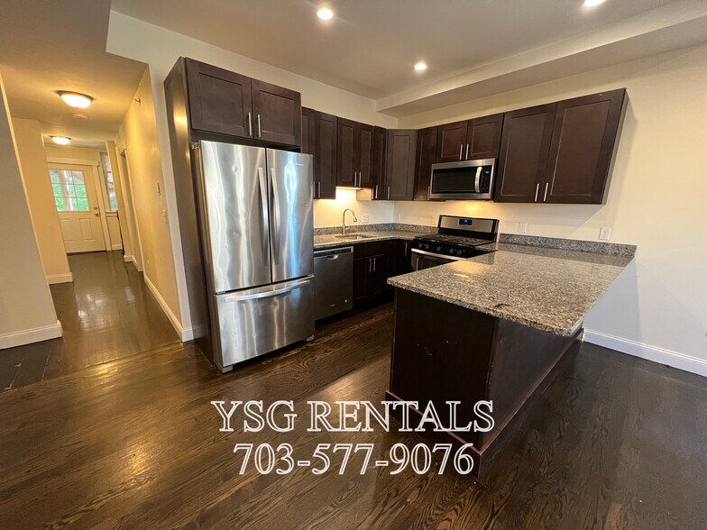 Building Photo - 194 Hillside St