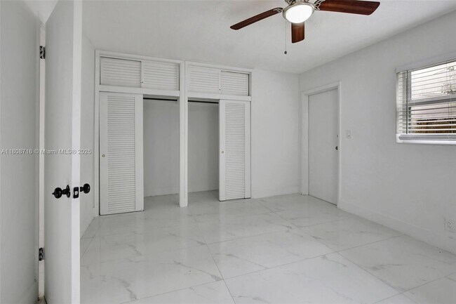 Building Photo - 1520 NE 56th St
