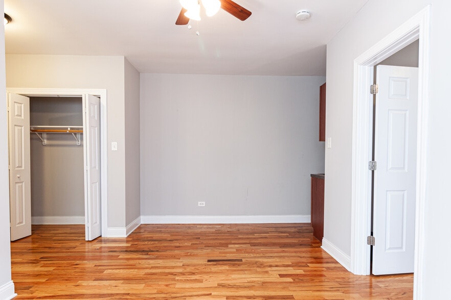 Building Photo - 949 W Cornelia Ave