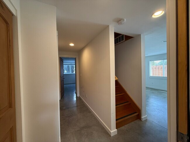 Building Photo - 901 S Sanders St