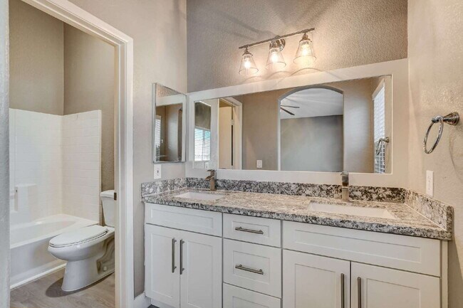 Building Photo - "Charming 2-Bedroom Townhouse Retreat with 2.5 Baths in South Henderson -with Backyard “