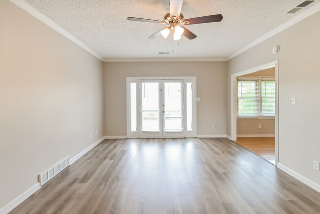 Building Photo - 4463 Whispering Bend Dr