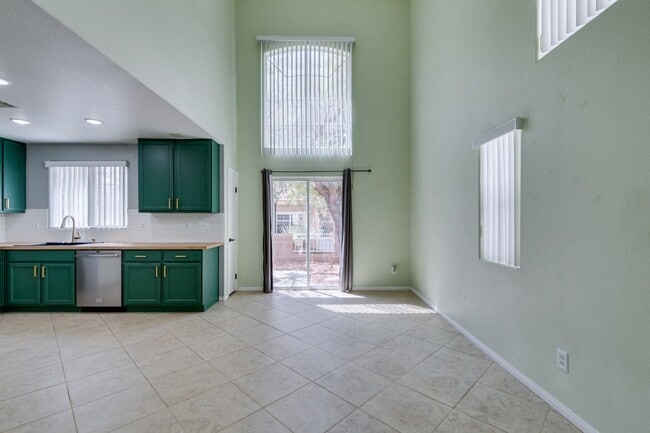 Building Photo - GORGEOUS OPEN FLOORPLAN*GATED COMMUNITY*CO...