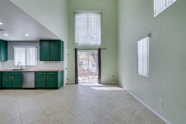 Building Photo - GORGEOUS OPEN FLOORPLAN*GATED COMMUNITY*COMMUNITY POOL AND SPA*