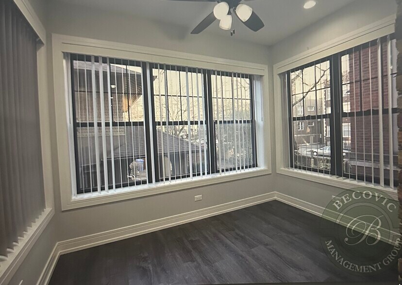 Building Photo - 1058 W Glenlake Ave