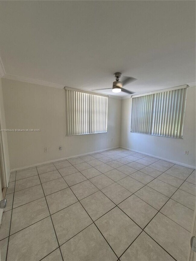 Building Photo - 9320 Fontainebleau Blvd