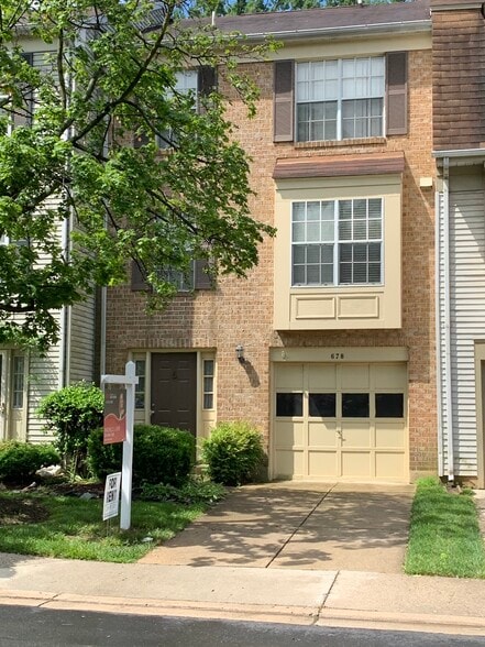 Primary Photo - 678 Ivy League Ln
