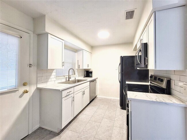 Building Photo - 2635 SW 35th Pl