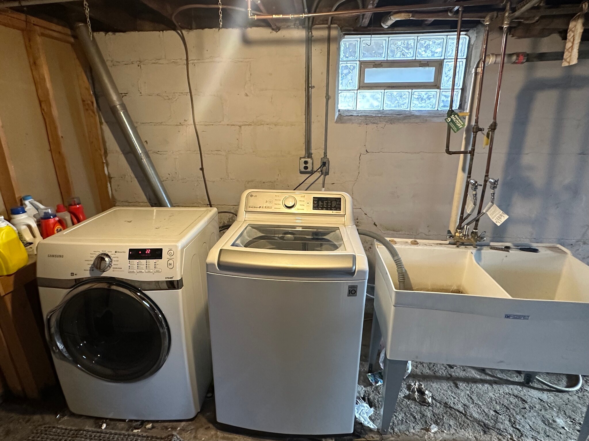 Building Photo - 235 Logan Ave N