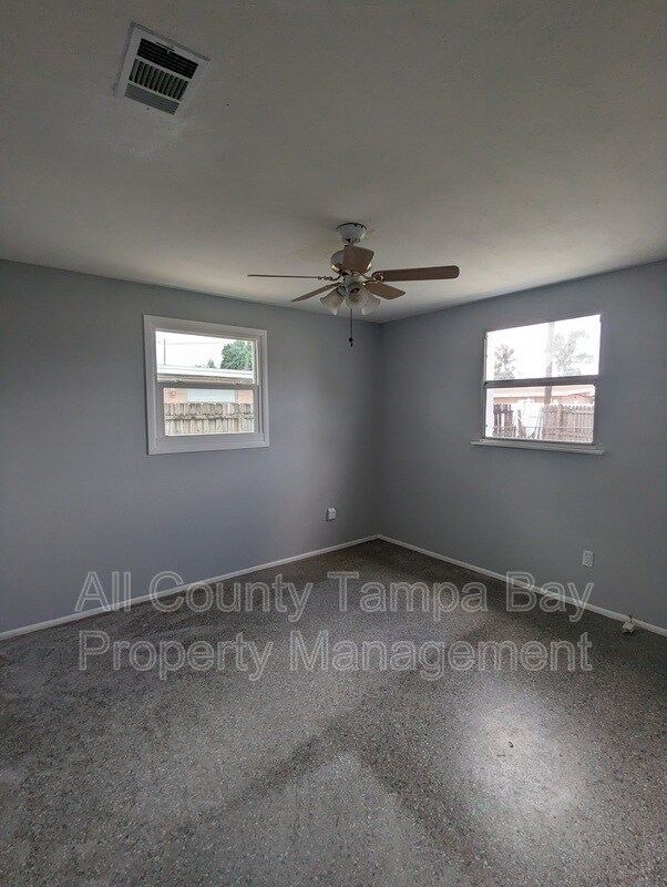 Building Photo - 6021 W Hanna Ave