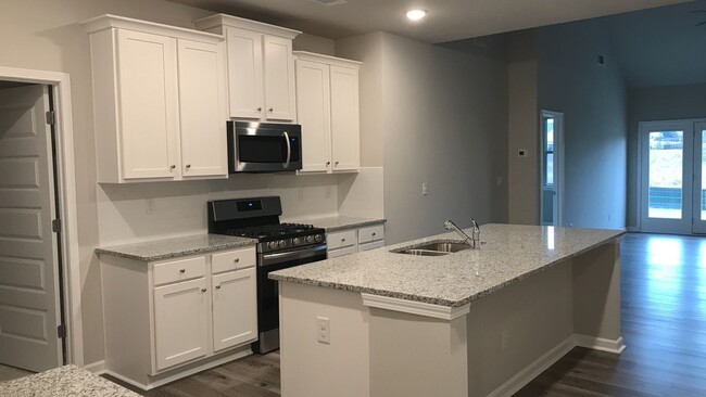 Building Photo - 3 BEDROOM TOWNHOME IN OAKWOOD!