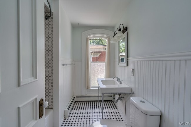 Building Photo - 160 Ten Eyck St