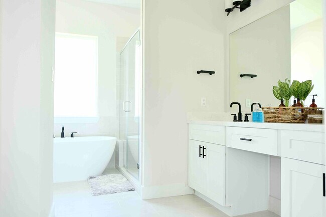 Building Photo - 2304 Live Oak St