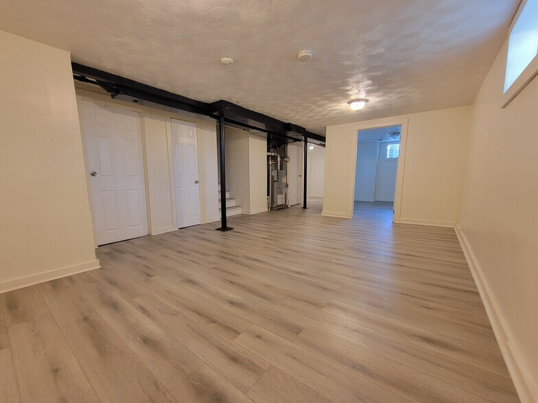 Building Photo - 9900 S Paxton Ave