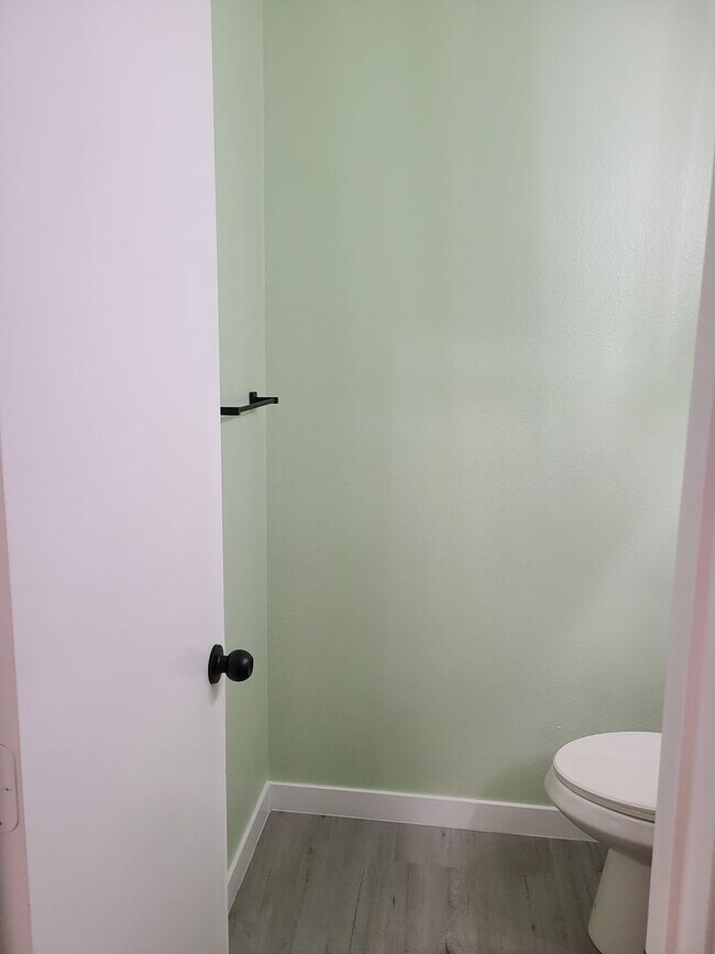 Building Photo - 3 BDRM 2.5 BATH GATED TOWNHOME