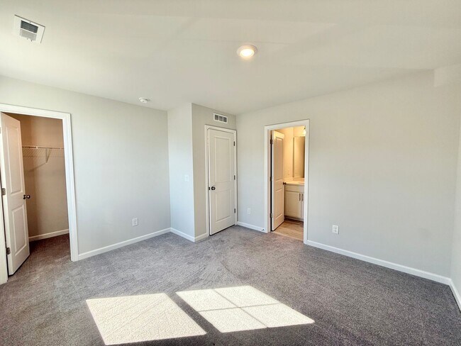 Building Photo - Stunning 3BD, 2.5BA Raleigh Townhome with ...