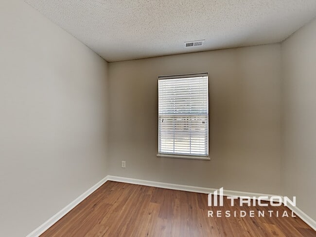 Building Photo - 925 Schofield Ln