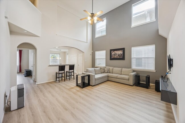 Building Photo - 6538 Wilshire Fern