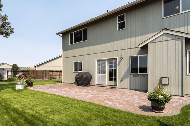 Building Photo - Gorgeous home at end of cul-de-sac with RV parking and views