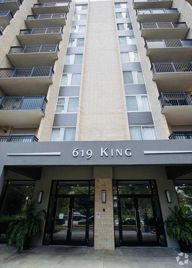 Building Photo - Upscale 1BR/1BA Condo with Balcony & City ...