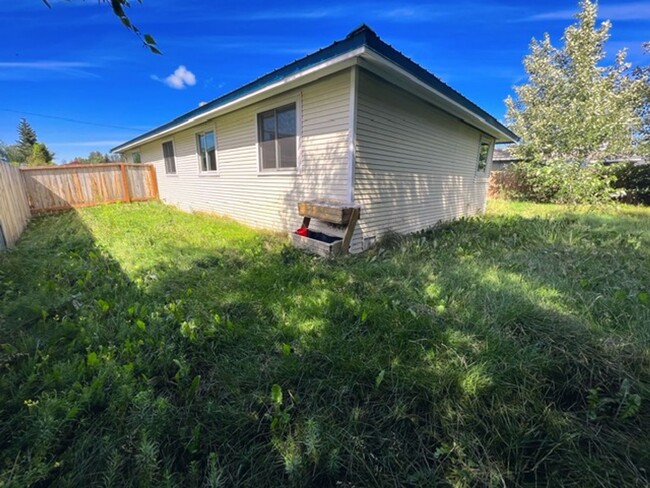 Building Photo - Rare find: 3bd/2bath East Anchorage home. ...