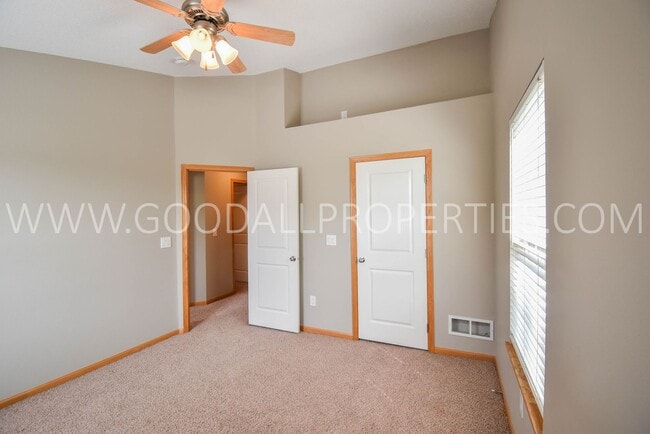 Building Photo - Discover this beautiful 2 Bedroom, 2.5 Bath Towhome in Ankeny!
