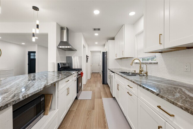 Building Photo - 3410 Tanglewilde St