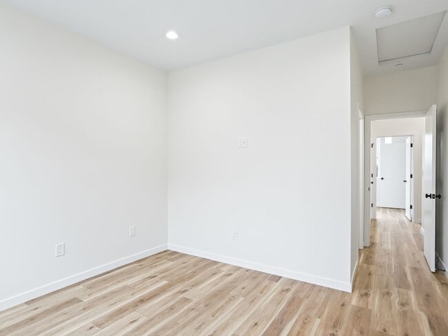 Building Photo - Vancouver Townhouses - Get 1 Month Free!