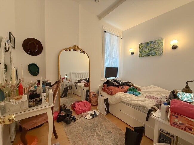 Building Photo - 1539 N Wells St